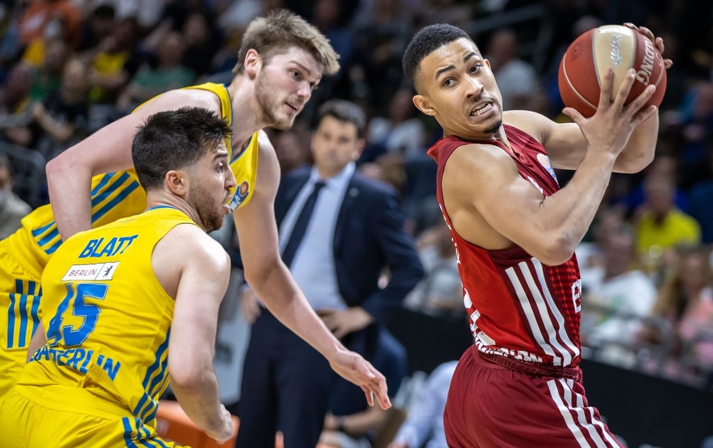 Der Chemnitzer Jason George (r) wurde vorerst suspendiert.