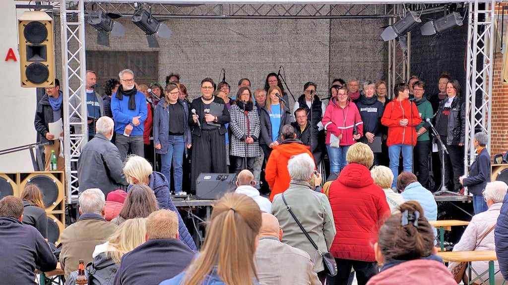 Mit Inbrunst schmettern die Teilnehmer des inklusiven Chors auf dem Marktplatz in Stendal ihre Hymne „Wir sind die anderen“.