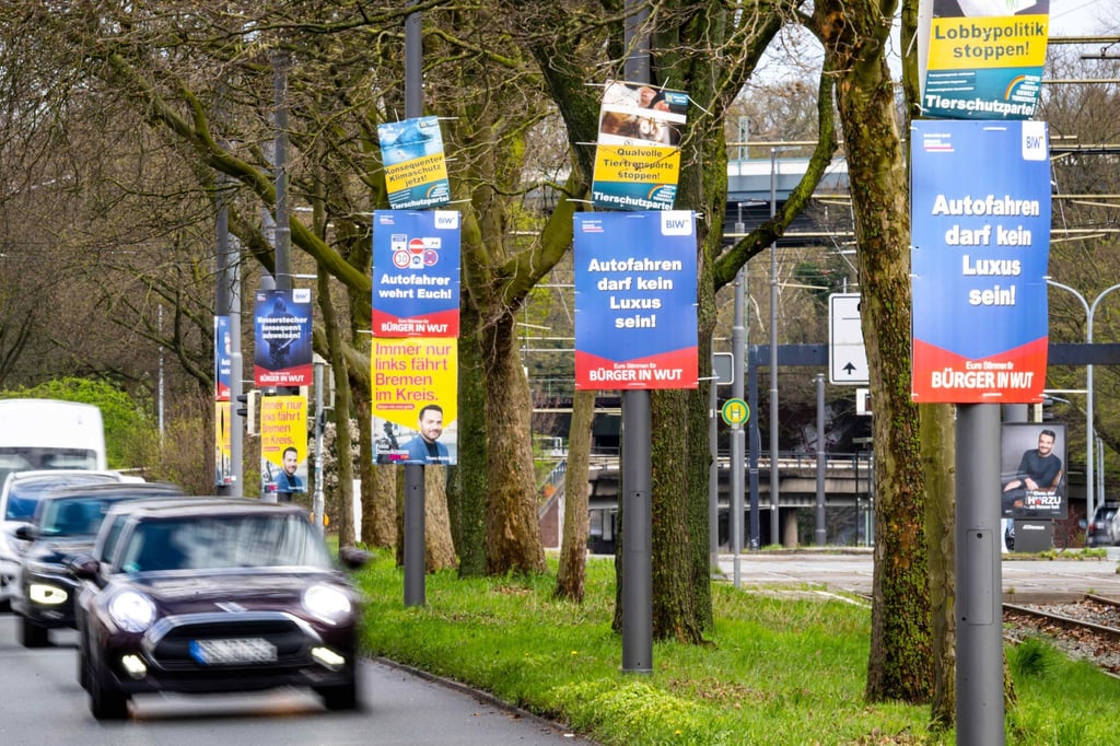 Wahlplakate der Bürger in Wut und anderer Parteien hängen in Bremen am Straßenrand.
