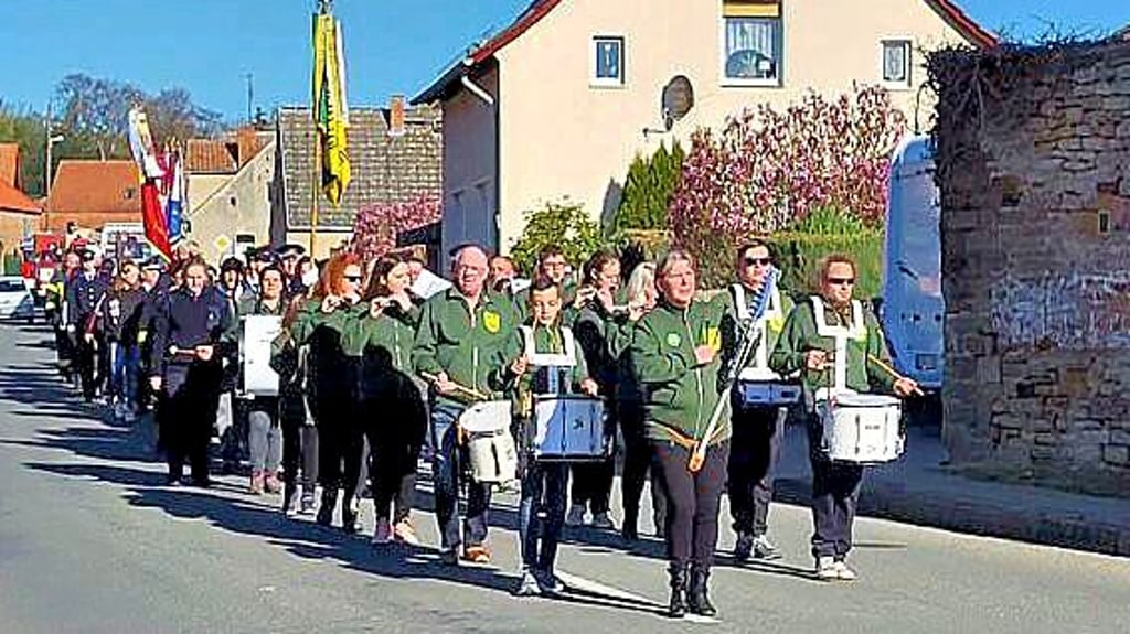Angeführt vom Eggenstedter Trommeltrupp bewegte sich am Sonntag ein langer Festzug durchs Dorf.