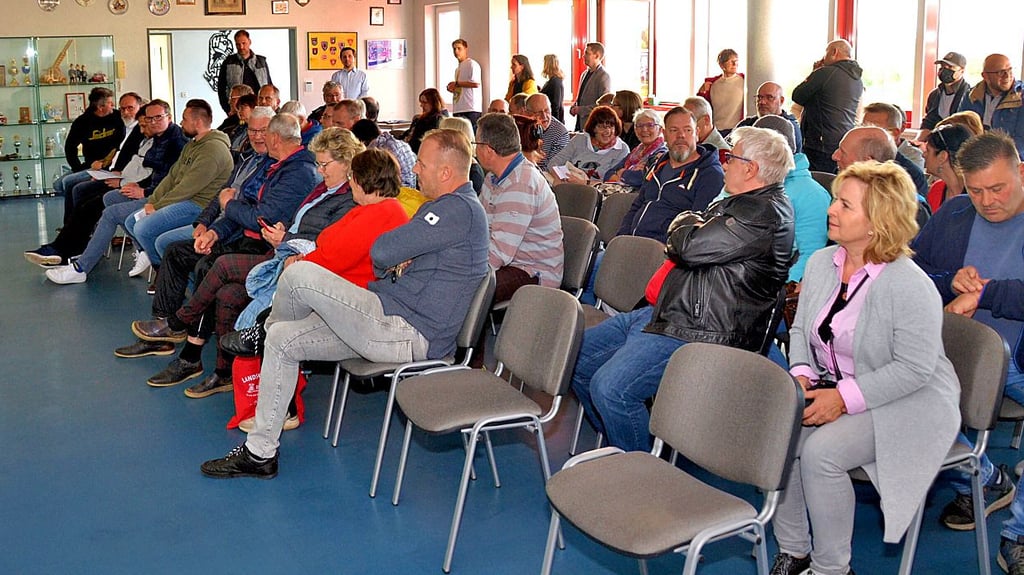 Schon weit vor dem Start der Infoveranstaltung waren die regulären Plätze im Saal der Feuerwehr fast alle besetzt.