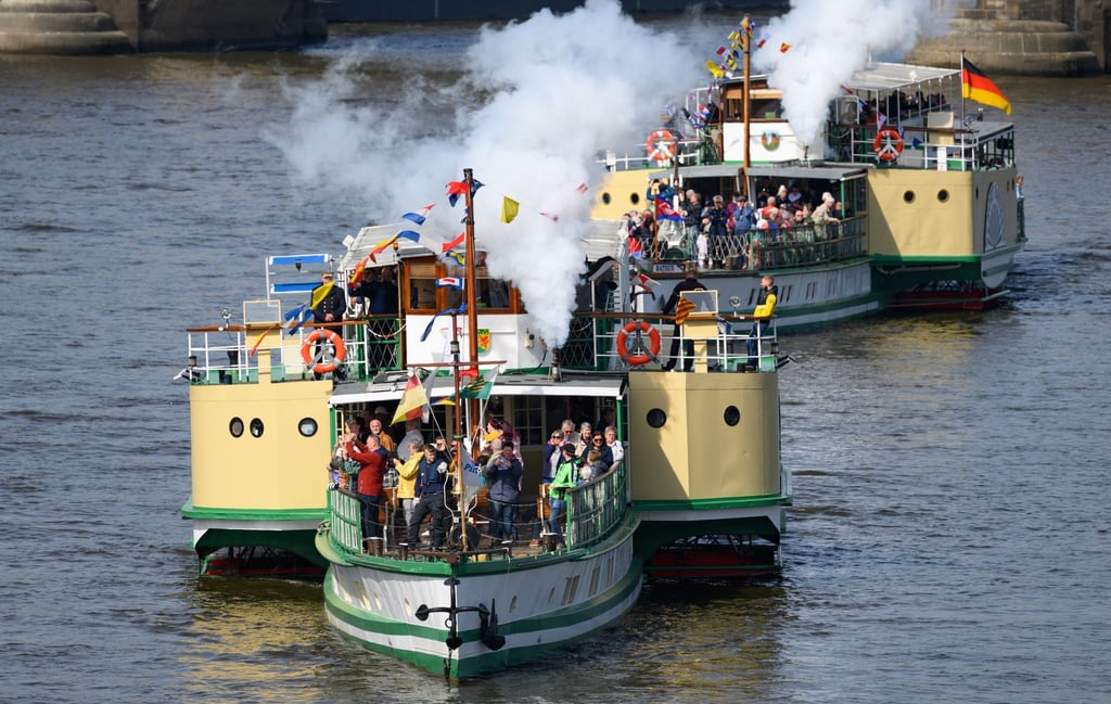 Die historischen Schiffe der Sächsischen Dampfschifffahrt starten zu ihrer Flottenparade auf der Elbe.