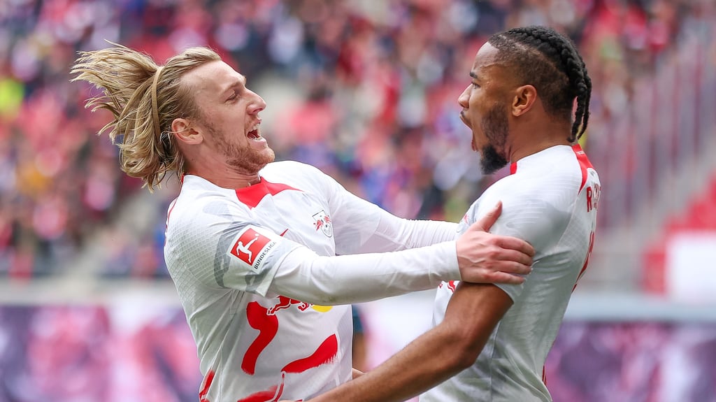 Wieder voll im Rennen: Christopher Nkunku jubelt mit Vorlagengeber Emil Forsberg.