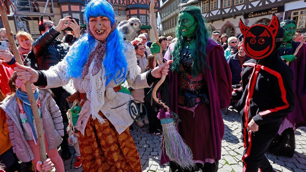 Walpurgisbesucher in Wernigerode tanzen vor der Erstürmung des Rathauses auf dem Marktplatz.