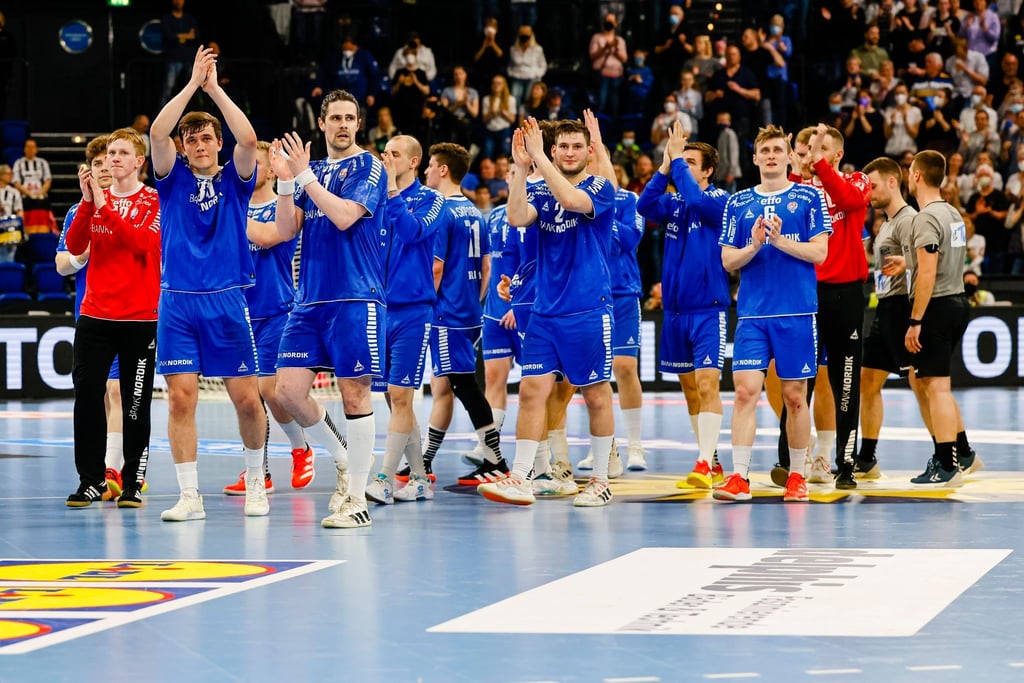 Die Spieler der Faröer klatschen nach dem Spiel. Das Team hat sich erstmals für eine EM qualifiziert.