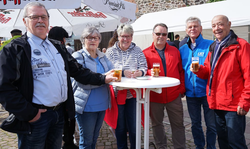 Für Wolfgang (v.l.) und Ursula Schön, Monika und Horst Hübner, Frank Güth und Heinz Schumann ist die traditionelle Maifeier der Kalikumpel an der Wolmirstedter Museumsscheune eine gute Gelegenheit, ehemalige Kollegen und langjährige Freunde wieder zu treffen.