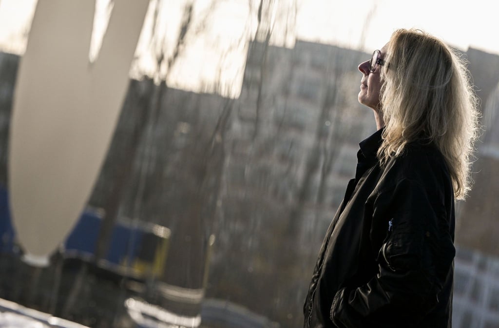 Die Künstlerin Monica Bonvicini steht vor der Neuen Nationalgalerie: Hier hat sie Installationen, skulpturale Objekte, performative und klangliche Arbeiten ausgestellt.