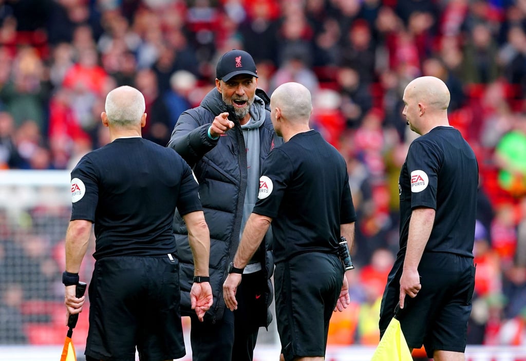 Liverpool-Coach Jürgen Klopp suchte nach dem Spiel das Gespräch mit dem Schiedsrichter.