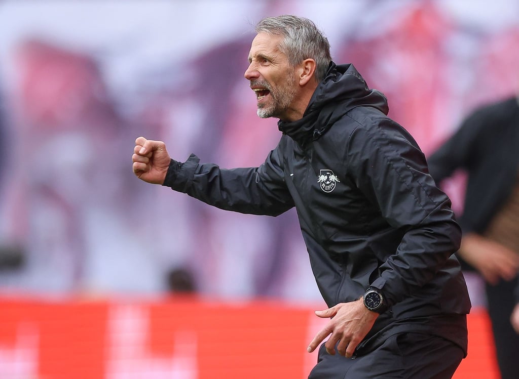 Leipzigs Trainer Marco Rose reagiert am Spielfeldrand.