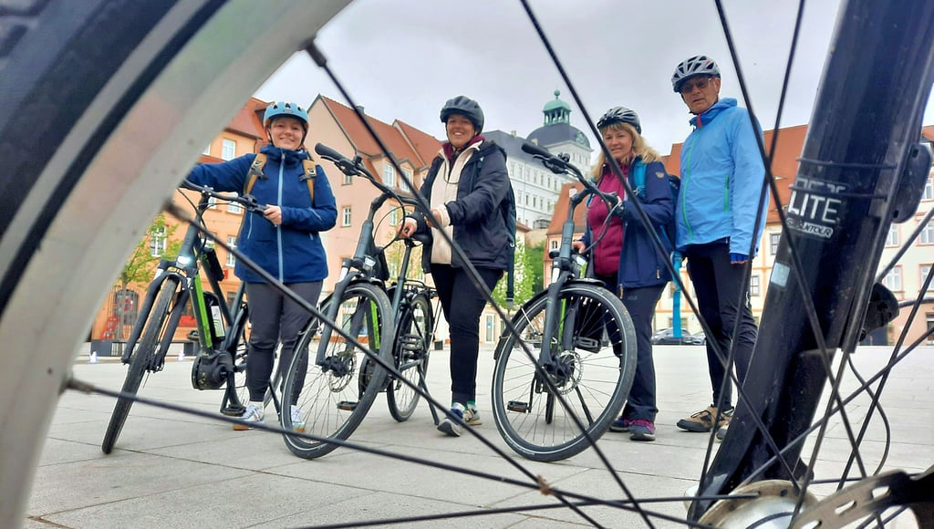 Antje Peiser, Nadine Rosenberg, Nicole Thürkind-Franke und Johannes Müller (v.l.n.r.) vom Saaleradweg-Verein haben bei ihrer Tour am Samstagvormittag einen Zwischenstopp auf dem Weißenfelser Marktplatz eingelegt.