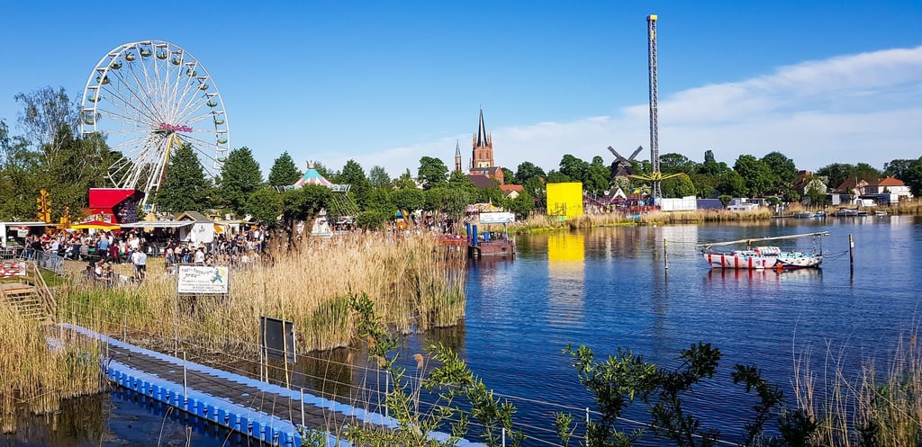 Ein Riesenrad dreht sich auf dem Baumblütenfest.