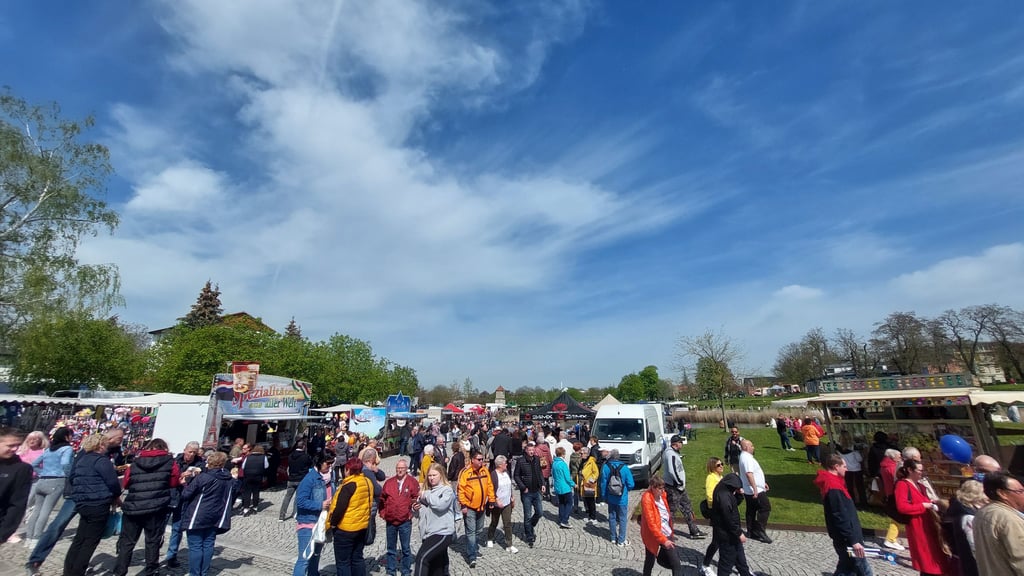 Tausende Besucher gab es am 1. Mai beim Kirschblütenfest in Staßfurt.
