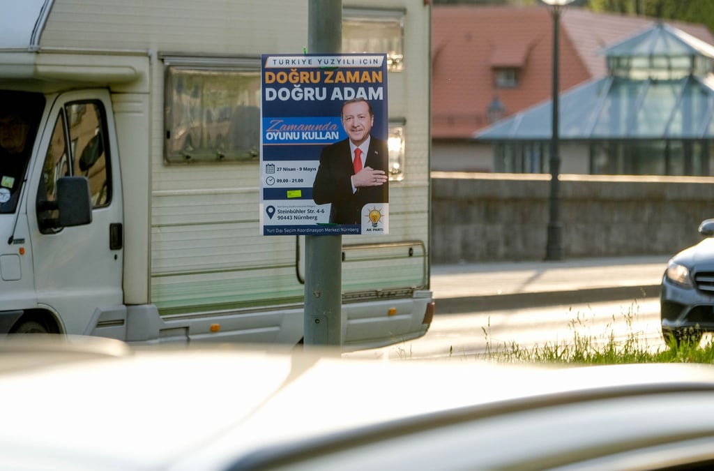 Ein Plakat wirbt in Nürnberg für die Präsidentenwahl in der Türkei - Recep Tayyip Erdoğan ruft darauf türkische Wahlberechtigte dazu auf, am 14. Mai für ihn zu stimmen.
