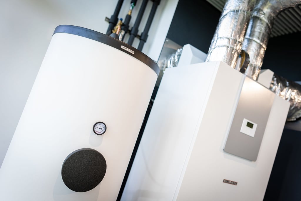 Wärmepumpen sind in einem Heizungsraum zu sehen. Dass Wärmepumpen nur mit einer Fußbodenheizung funktionieren, ist nach Angaben der Branche ein Mythos.