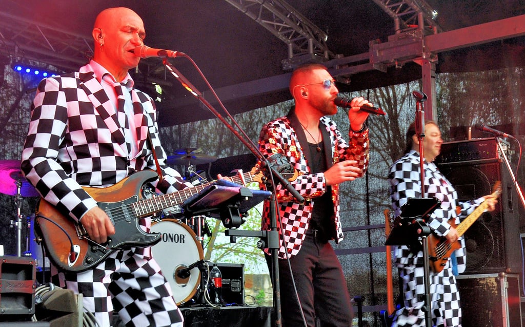 Tänzchentee gaben alles unter dem Jubel des Publikums: Gitarrist Silvio Jänicke (von links) , Sänger Rick Middelkoop, Bassist Andreas „Slapper“ Koch.