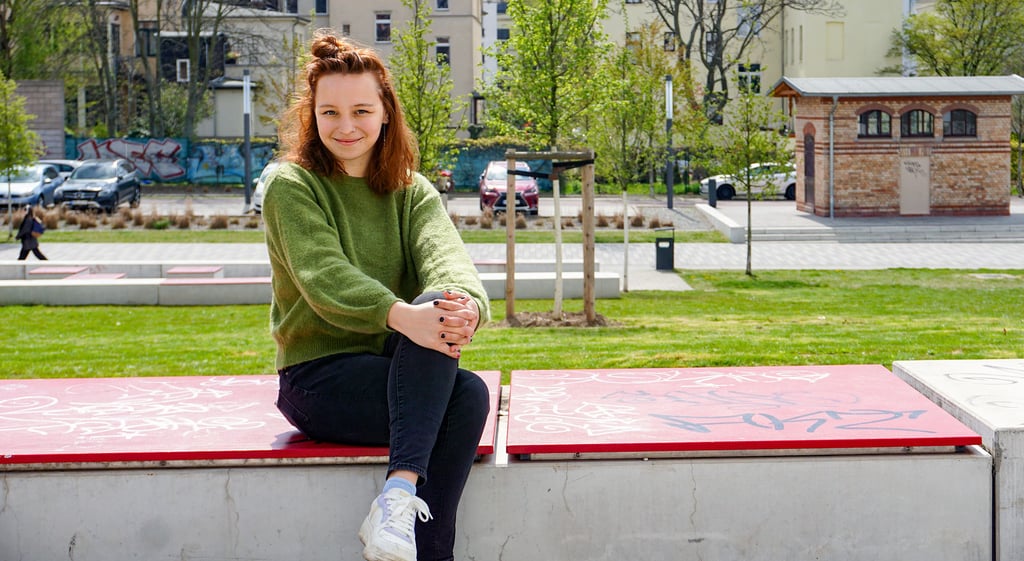 Tabitha Volohonsky hilft Geflüchteten bei Ausfüllen von Formularen und im Kontakt mit Behörden.