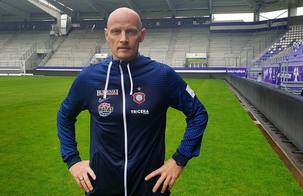 Matthias Heidrich, sportlicher Leiter des FC Erzgebirge Aue, steht im Erzgebirgestadion.
