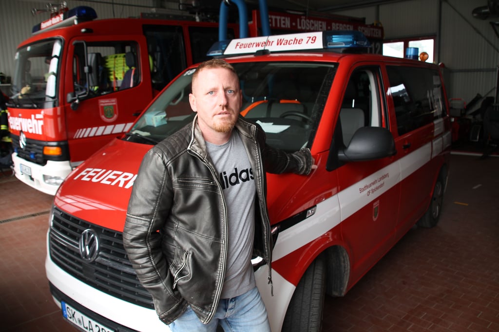 Feuerwehrmann Toni Schiebel vor dem Mannschaftswagen, den die Spickendorfer Ortsfeuerwehr wohl zurückgeben muss.