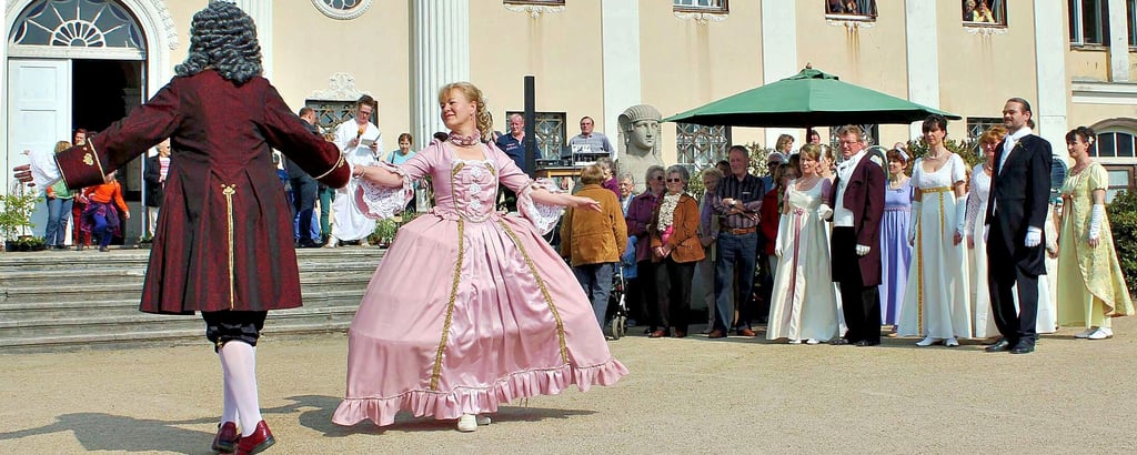 Historische Tänze präsentierte eine Gruppe aus der Region bereits 2014 vor dem Neuen Schloss in Tangerhütte. Zum Gartenträume-Picknick in diesem Jahr soll es ähnliche Vorführungen geben.