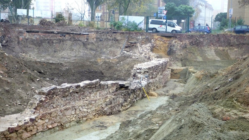 Eine Festungsmauer aus dem 15. Jahrhundert war beim Bau des Luisencarrés in Magdeburg entdeckt worden.