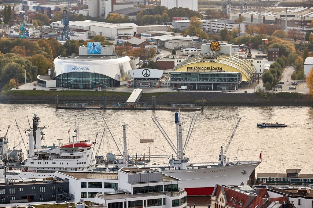Blick auf die Stage-Musical-Theater „Die Eiskönigin“ (l) und „Der König der Löwen“ im Hamburger Hafen.