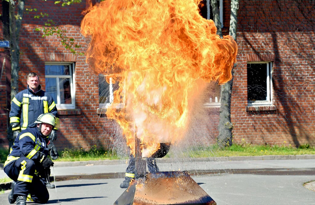 Was passiert, wenn man einen Fettbrand mit Hilfe von Wasser löscht, zeigten die Feuerwehrkameraden den Besuchern bei einer Simulation. Es enstand eine Stichflamme mit einer enormen Hitzeentwicklung.