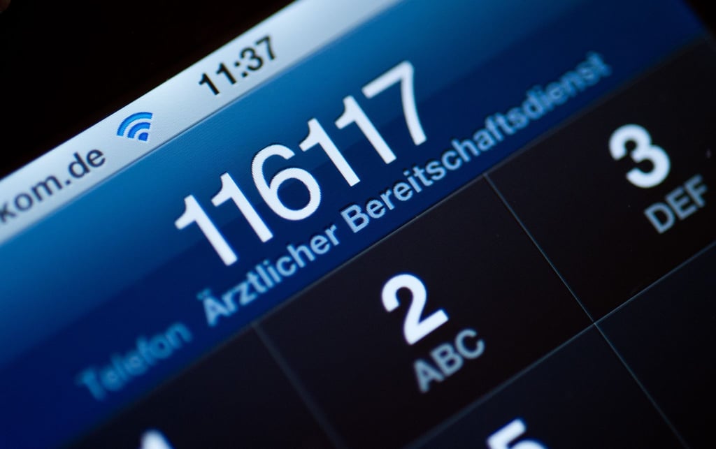 Die Telefonnummer 116 117 des ärztlichen Bereitschaftsdienstes ist auf dem Display eines Smartphones am zu lesen.