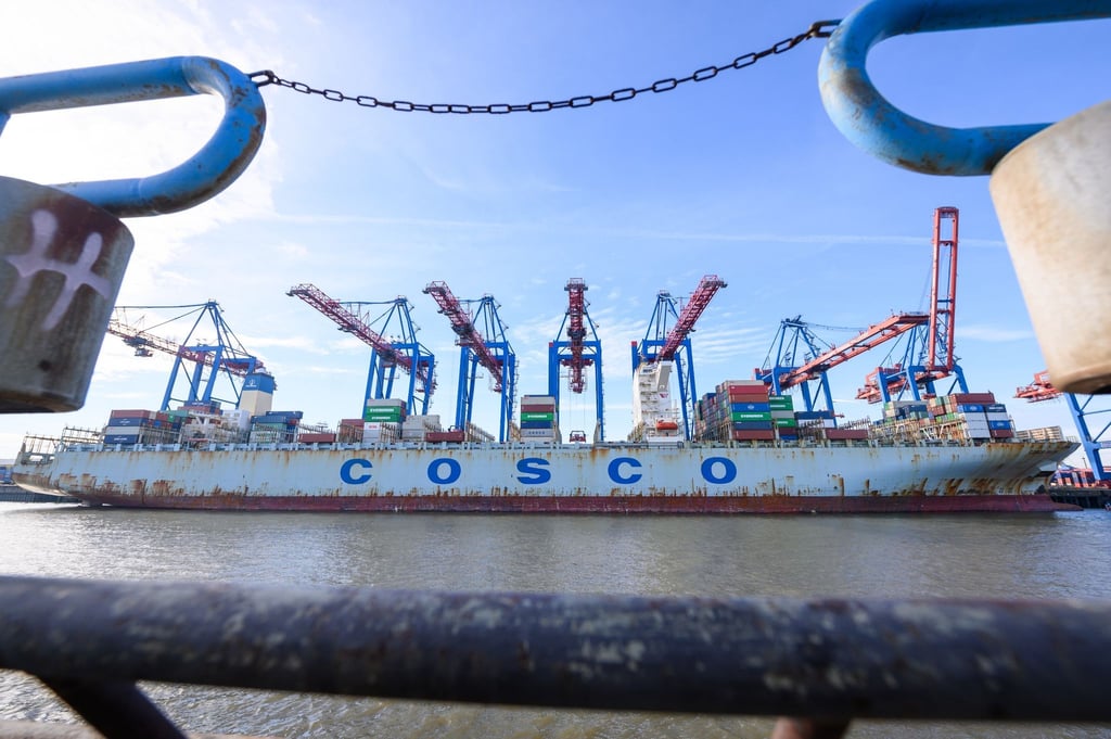 Das Containerschiff „Cosco Pride“ der chinesischen Reederei Cosco Shipping liegt am Containerterminal Tollerort.