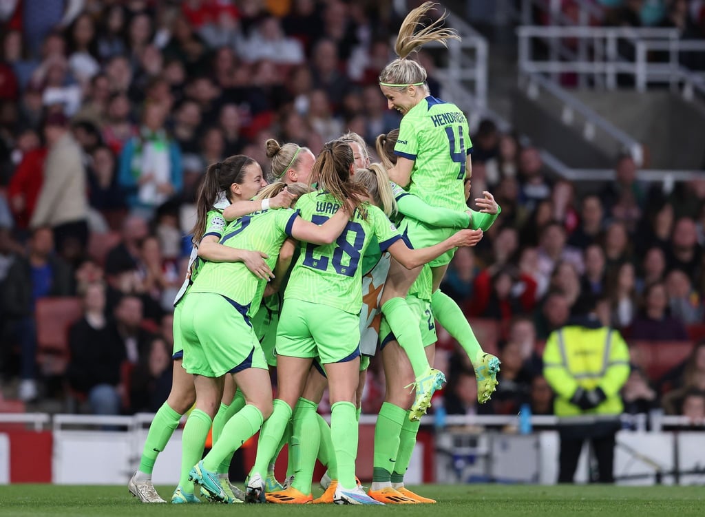 Pauline Bremer (l) vom VfL Wolfsburg jubelt nach ihrem Treffer.