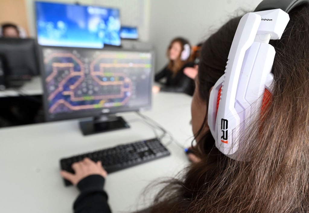 Bei der Firma Gameforge - einem Anbieter von Onlinespielen - arbeiten Beschäftigte im Game-Test-Center.