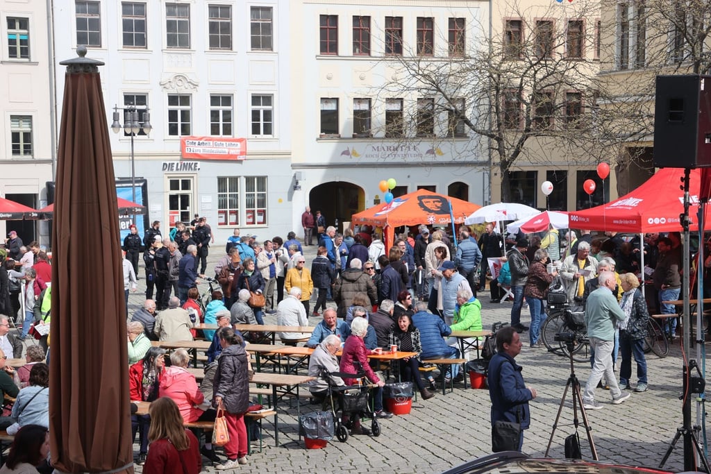 Teilnehmer stehen auf dem Marktplatz bei der Kundgebung des Deutschen Gewerkschaftsbundes.