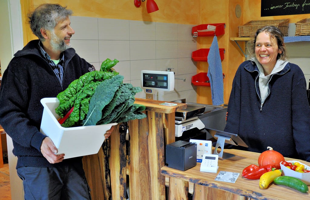 Daniel und Silke Siedler im gemeinsamen Hofladen im Kuhfelder Ortsteil Wöpel. Vor einem halben Jahr haben sie dort einen Dorfladen eröffnet, der als Teil eines Bauernhofes mit Fremdenzimmern funktioniert. Sonst wäre er wirtschaftlich wohl nicht überlebensfähig, meinen die Unternehmer.