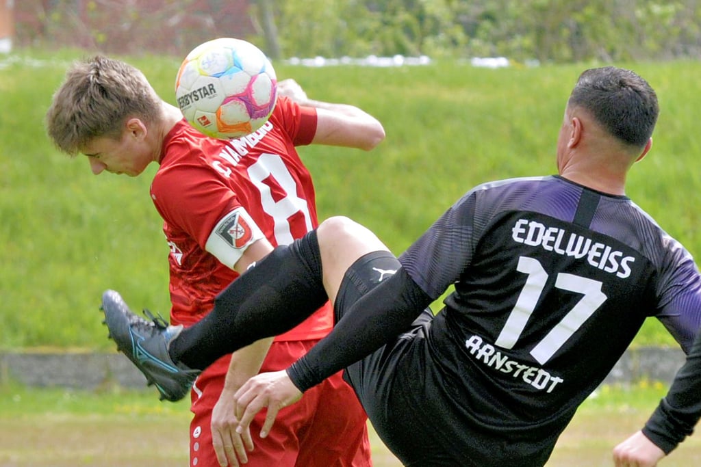 Der SC Naumburg - hier Mannschaftskapitän Philipp Döring (l.) mit dem Arnstedter Rick Eilfeld - hat durch den ungefährdeten 3:0-Heimsieg am Samstag die Tabellenführung in der Landesliga-Südstaffel übernommen.