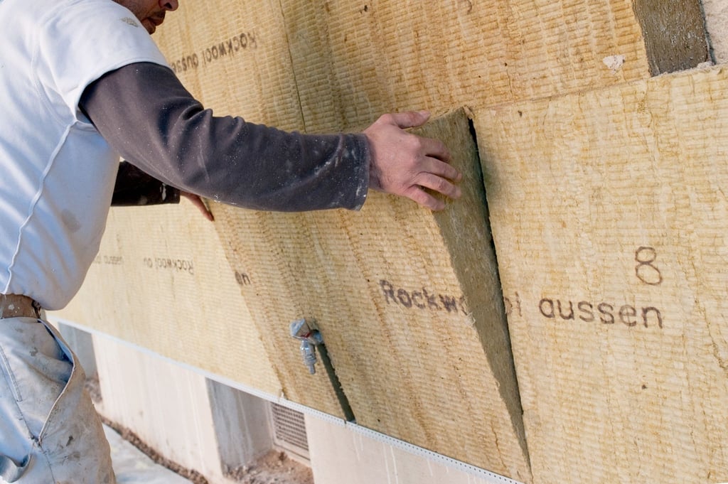 Für die Dämmung einer Fassade gibt es unterschiedliche Optionen - Steinwollplatten sind eine davon.