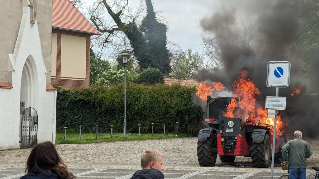 Am Dienstagnachmittag brannte ein Teleskoplader an der Kirche.