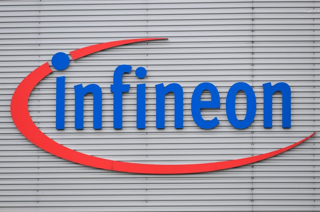 Das Logo des Chipkonzerns Infineon ist an der Fassade des Werks montiert.
