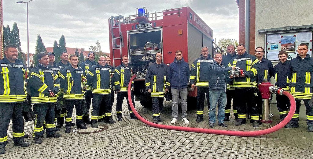 Uwe Rossa, Netzmeister der Oewa, übergab die ersten beiden Systemtrenner an den Gerätewart der Feuerwehr Oebisfelde Sascha Reppin.