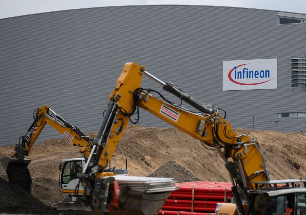 Bagger arbeiten auf der Baustelle für die neue Smart Power Fab von Infineon.