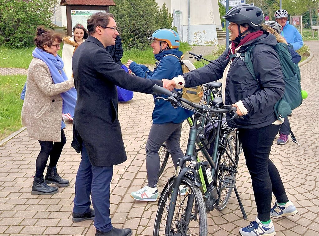 Bad Dürrenbergs Bürgermeister Christoph Schulze begrüßt die Radfahrer.