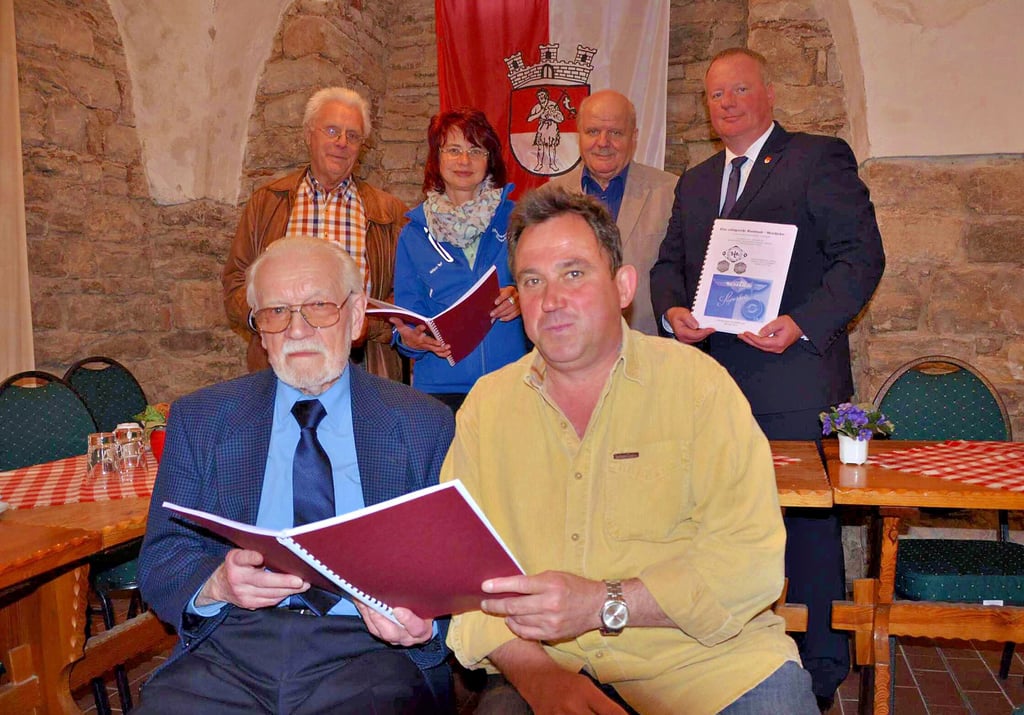 Ernst Laue (vorne links) bei seinem vermutlich letzten Besuch in Staßfurt im Mai 2015. Damals hatte Laue eine neue geschichtliche Arbeit über den Beginn der Rundfunkgeschichte in Staßfurt an Michael Scholl vom Stadt- und Bergbaumuseum (vorne rechts) übergeben. Auch (hinten von links) Franz Korsch (Freunde der Staßfurter Rundfunk- und Fernsehtechnik), Elke Heitmann (Stadtwerke), Kurt-Michael Beyer (Geschichtsverein) und René Zok – damals Oberbürgermeister, heute wieder Bürgermeister von Staßfurt – hatten Exemplare bekommen.