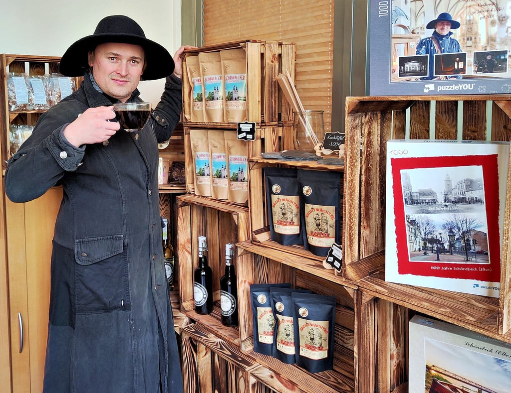 Jeff Lammel in seinem typischen Nachtwächter-Outfit, vor den Kaffeeröstungen, die in der Genussmanufaktur erworben werden können.