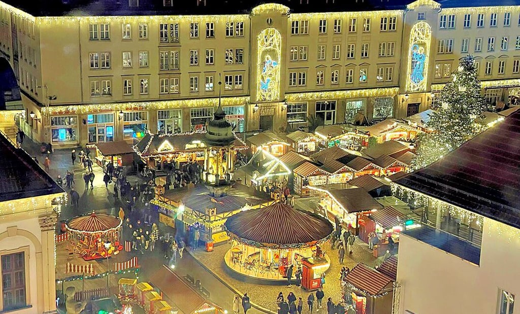 Blick vom Riesenrad auf den Weihnachtsmarkt auf dem Alten Markt. Die Stromversorgung soll hier barrierefrei werden.