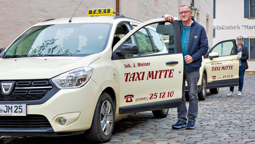 Eine Anhebung des Taxitarifs könnte auch den Fahrern wie Frank Vattes und Angela Pfeffer von Taxi Mitte in Zeitz zugute kommen.