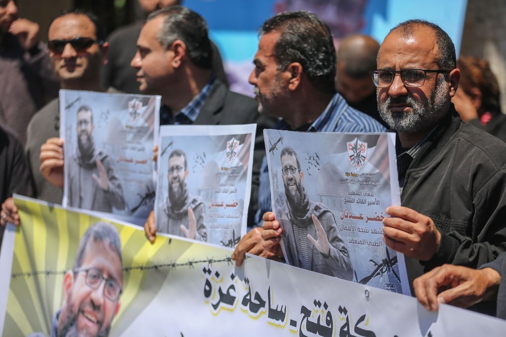 Palästinenser mit Plakaten von Chader Adnan in Gaza-Stadt.