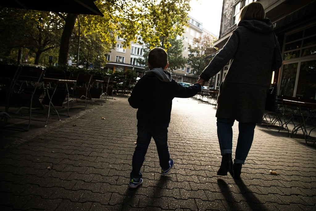 Wünscht sich das Kind getrennter Eltern, gleich viel Zeit mit Mama und Papa zu verbringen, kann das Wechselmodell sinnvoll sein - auch wenn die Eltern sich streiten.