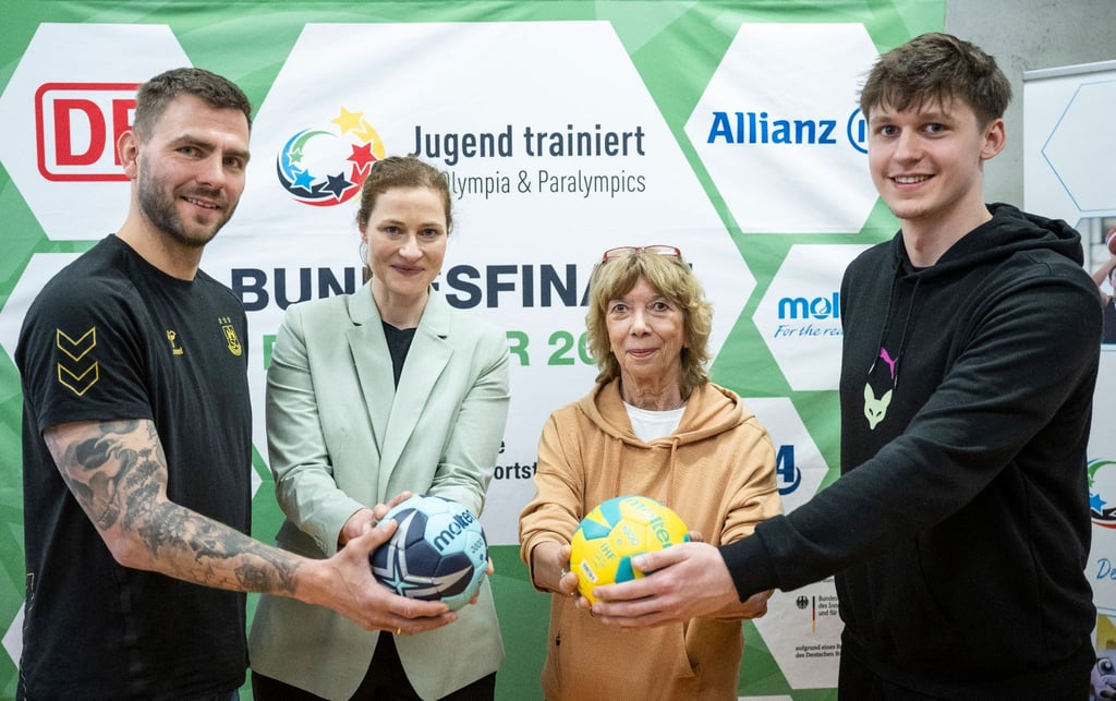 Christoph Theuerkauf (l-r), ehemaliger Handball-Nationalspieler, Friederike Sowislo, Geschäftsführerin der DSSS, Gudrun Doll-Tepper, Vorstandsvorsitzende der Deutschen Olympischen Akademie, und Maxim Orlov, Handballspieler.