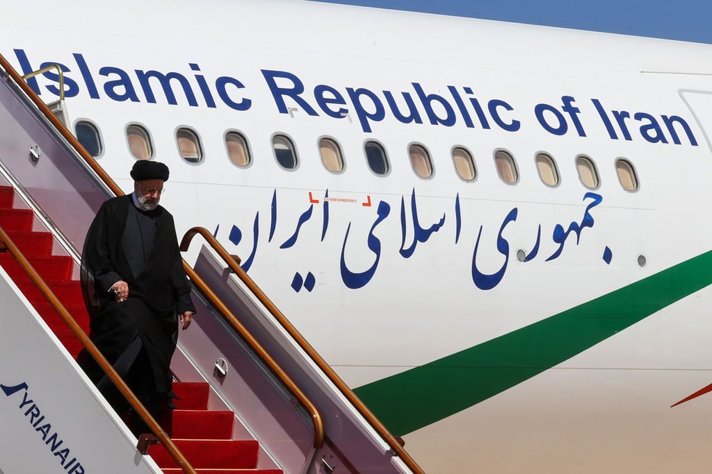 Ebrahim Raisi, Präsident des Iran, kommt zu einem zweitägigen Besuch auf dem internationalen Flughafen von Damaskus an.