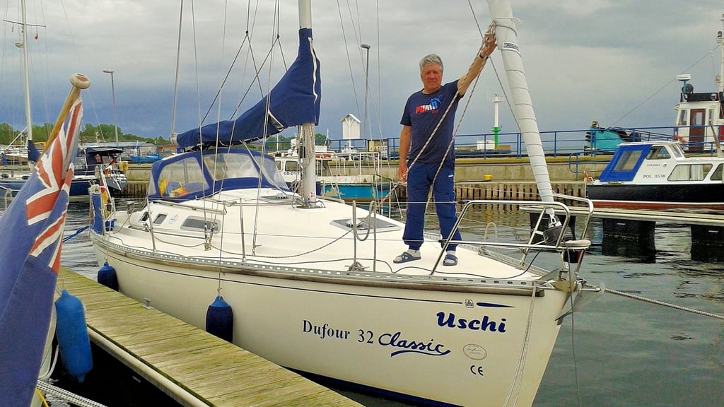 Claus Müller auf der Dufour 32 Classic „Uschi“ im Hafen von Hel.