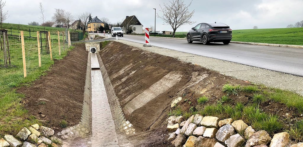 Mit neuen Gräben an der Bahnhofstraße wurde in Osterfels etwas für den Schutz bei Starkregenfällen getan.