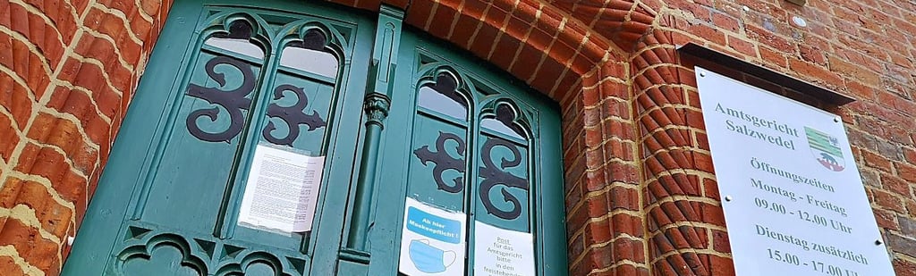 Eingang des Amtsgerichtes Salzwedel: Berufsbetreuer warten oft monatelang auf ihr Geld von dort.